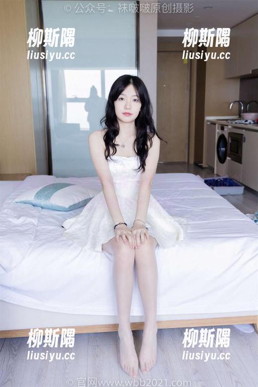 袜啵啵 - 看稚予的校服写真，发现我的书包比她的裙子还重！
