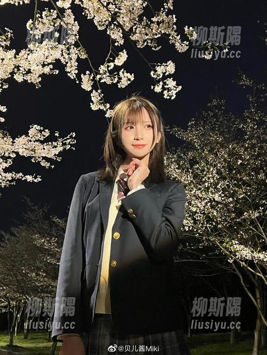 贝儿酱Miki最新写真：穿上白裙，是不是就能变成游乐场的公主了？