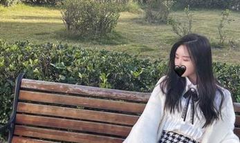 微密圈 – 等等，快来下载软妹小九九的眼镜图包，里面藏着不为人知的美丽。