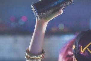 套图里的阿薰kaOri，是黑白电影请来的女主角吗？每张都够让人怀念的了。