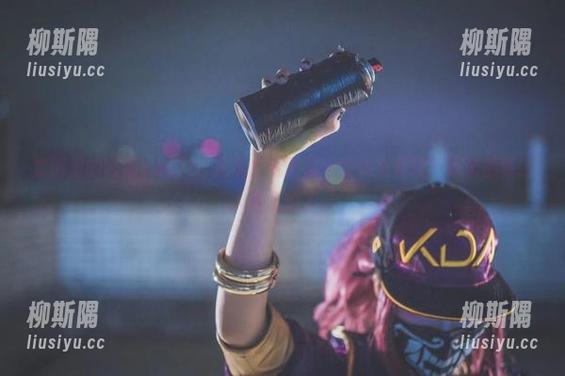 套图里的阿薰kaOri，是黑白电影请来的女主角吗？每张都够让人怀念的了。