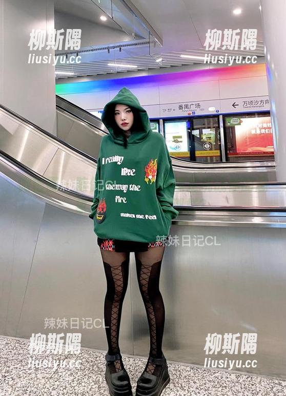 微密圈 - 陈佩奇：这次用裸足挑战你的想象力，写真为何那样？