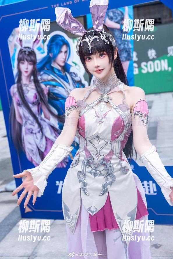 露儿大魔王泳衣写真，网盘里偷偷放了啥？