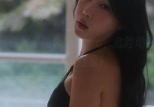 看，那张原图里的韩国CoCo，危险地在肆意玩弄我的想象！