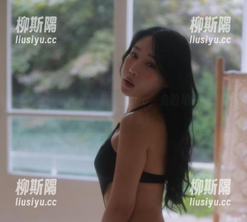看，那张原图里的韩国CoCo，危险地在肆意玩弄我的想象！