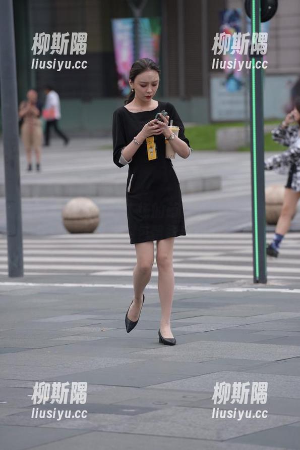 魔镜街拍 - 商业广场的萌宝儿与哈哈镜：最新图库体验，包臀裙肉丝欢乐多！