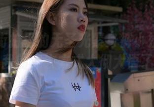 看魔镜街拍里的无圣光紧身裤小姐姐图集，我的穿衣方式大彻大悟了！