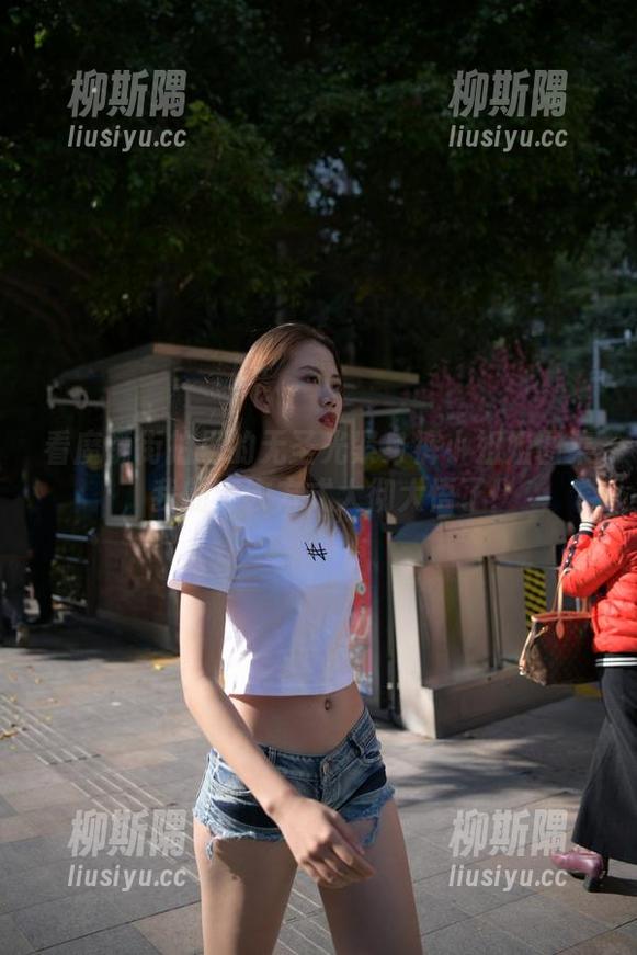 看魔镜街拍里的无圣光紧身裤小姐姐图集，我的穿衣方式大彻大悟了！